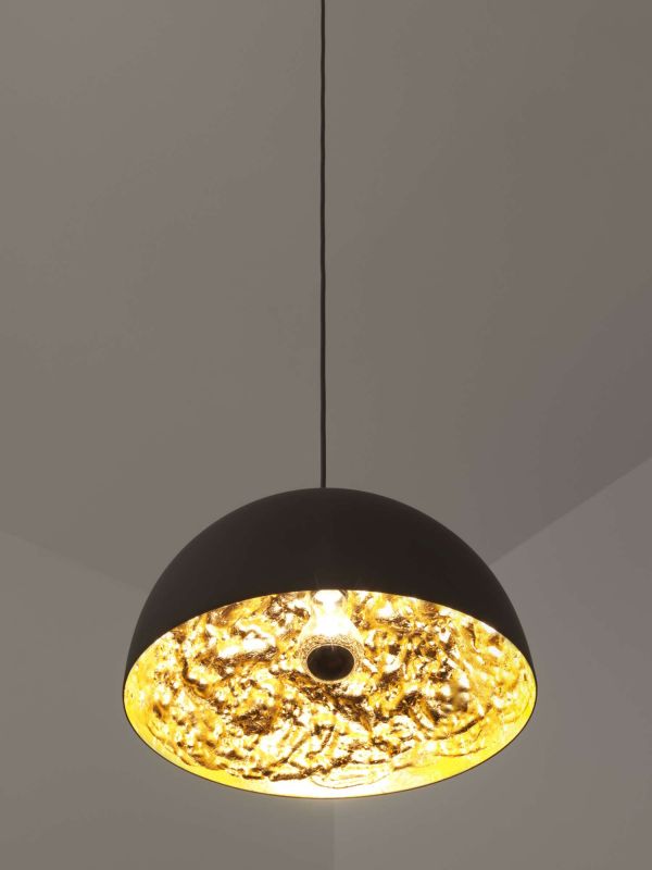 Nahaufnahme der Stchu-Moon 02 Hängeleuchte von Catellani & Smith mit goldener Innenseite.